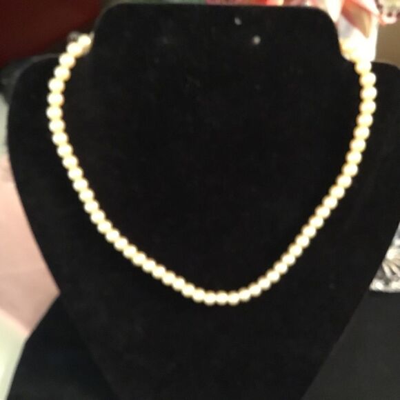 Cream Colored Faux Pearl Necklace - Picture 1 of 6